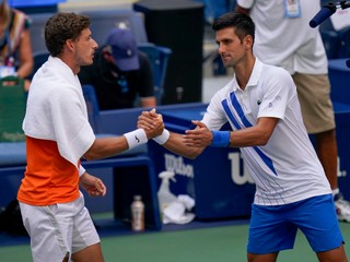 Novak Djokovič (vpravo) po vylúčení z US Open.