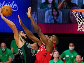 Serge Ibaka a Jayson Tatum v zápase Boston Celtics a Toronto Raptors.