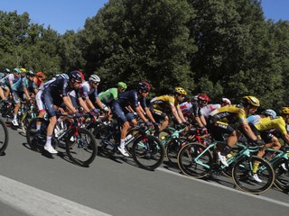 Pelotón počas etapy Tour de France.