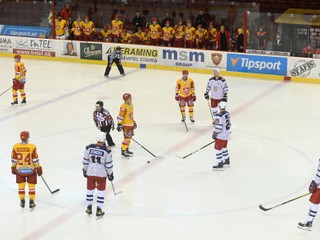 Hráči búchajú hokejkami o ľadovú plochu na znak protestu proti prístupu štátu k slovenskému hokeju.