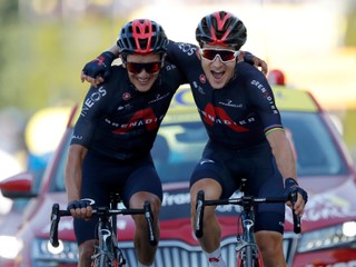 Michal Kwiatkowski (vpravo) a Richard Carapaz v 18. etape na Tour de France 2020.