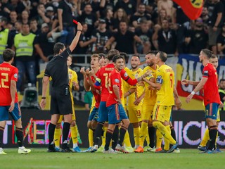 Španielsky futbalista Diego Llorente dostáva červenú kartu v kvalifikačnom zápase F-skupiny EURO 2020 Rumunsko - Španielsko v Bukurešti.