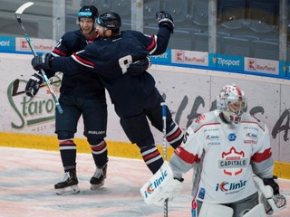 Radosť hráčov HC Slovan Bratislava v dueli proti Bratislava Capitals.