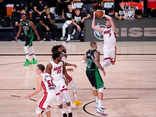 Momentka zo zápasu Boston - Miami.