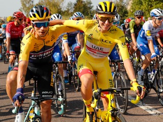 Tadej Pogačar (vpravo) a Primož Roglič počas Tour de France.