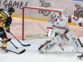 Brankár Peter Hamerlík dostáva jeden z gólov v zápase Bratislava Capitals - Viedeň Capitals.