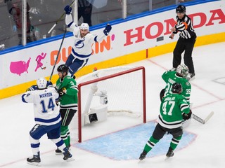 Steven Stamkos (za bránkou) v zápase Tampa Bay - Dallas.