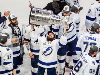 Nikita Kucherov s trofejou.