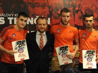 Generálny manažér AS Trenčín Róbert Rybníček (druhý zľava) a hráči AS Trenčín Matúš Bero (vľavo), Igor Šemrinec a Martin Šulek.