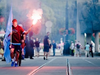 Takto Miloš Lačný pochodoval Bratislavou.