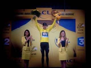 Chris Froome oslavuje celkové víťazstvo na Tour de France tretíkrát v kariére.
