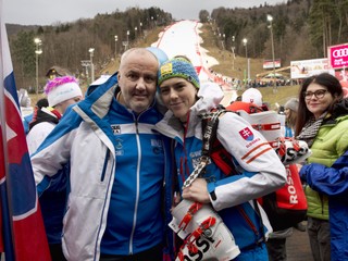 Otec slovenskej lyžiarky Petry Vlhovej Igor Vlha s dcérou Petrou (uprostred) a vpravo mama Zuzana Vlhová.