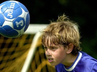 UEFA bude skúmať, či hlavičkovanie škodí mladým futbalistom