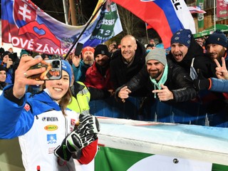 Petra Vlhová sa fotí s fanúšikmi.