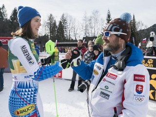 Matej Gemza (vpravo) oslavuje s Petrou Vlhovou po slalomovom víťazstve v Kranjskej Gore.