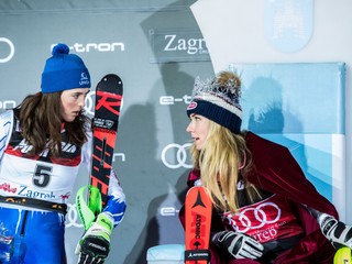 Mikaela Shiffrinová (vpravo) a Petra Vlhová po pretekoch svetového pohára v slalome žien v chorvátskom Záhrebe.