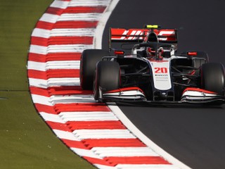 Kevin Magnussen (Haas) počas kvalifikácie F1 v Nürburgringu.