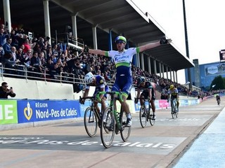 Mathew Hayman dvíha ruky nad hlavu po tom, ako na Vélodrome v Roubaix porazil všetkých súperov.