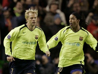 Eidur Gudjohnsen (vľavo) a Ronaldinho počas pôsobenia v FC Barcelona.
