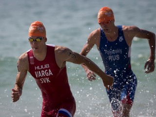 Richardovi Vargavi (vľavo) sa na novej sérii Super League Triathlon darí.