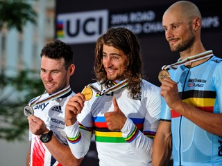 Tom Boonen (vpravo) získal na vlaňajších majstrovstvách sveta bronz, vyhral ich Peter Sagan (v strede).