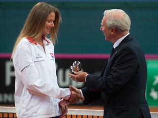 Daniela Hantuchová si z rúk zástupcu Medzinárodnej tenisovej federácie (ITF) Davida Judeho preberá ocenenie za oddanosť reprezentácii.
