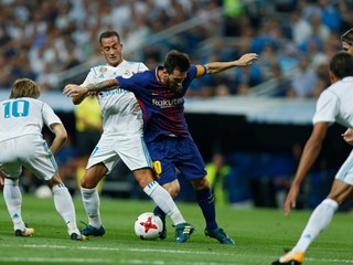 Lionel Messi prichádza o loptu v súboji s Lucasom Vazquezom.