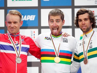 Peter Sagan (v strede) sa raduje z víťazstva.