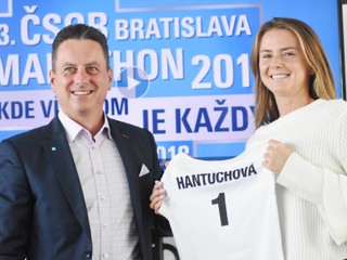 Zľava: Generálny riaditeľ a predseda predstavenstva ČSOB Daniel Kollár a ambasádorka 13. ročníka podujatia ČSOB Bratislava Marathon Daniela Hantuchová držiac špeciálny dres s číslom 1 počas spustenia registrácie na ČSOB Bratislava Marathon 2018.