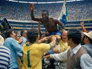 Pelé sa raduje z triumfu Brazílie na MS 1970.