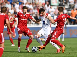 Slovensko zdolalo Poľsko 2:0. Do Žiliny vďaka tomu príde slávny Holanďan