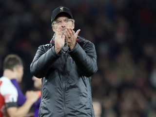 Tréner Liverpoolu Jürgen Klopp tlieska fanúšikom po zápase.