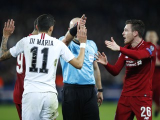 Poľský rozhodca Szymon Marcinia ukazuje na bránu Liverpoolu, obranca Andy Robertson protestuje.