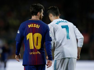Lionel Messi (vľavo) a Cristiano Ronaldo.