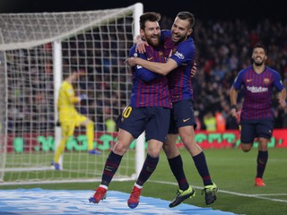 Lionel Messi (vľavo) sa teší s Jordim Albom - ilustračná fotografia.