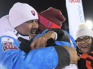 Otec Igor Vlha objíma syna Borisa, šťastná je aj mama Zuzana.