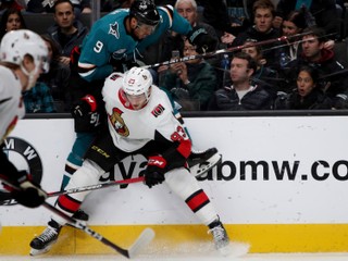 Slovenský obranca Christián Jaroš (83) z Ottawy Senators a Evander Kane zo San Jose Sharks počas zápasu zámorskej NHL 12. januára 2019 v San Jose.