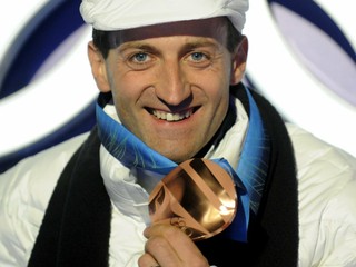Pavol Hurajt s bronzovou medailou z olympiády vo Vancouvri 2010.