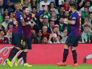 Lionel Messi (druhý zľava) oslavuje gól so spoluhráčmi.