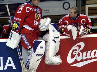 Adam Svoboda (vpravo) sa rozpráva s Romanom Čechmánkom počas prípravného hokejového zápasu medzi Českom a Slovenskom 13. apríla 2007 v Brne.