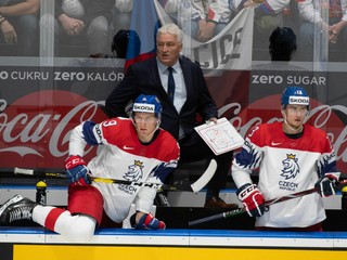David Sklenička (vľavo), Dominik Simon a v pozadí tréner Miloš Říha počas zápasu Rusko - Česko na MS v hokeji 2019.
