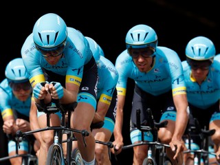 Cyklisti z Astana Pro Team pred druhou etapou 106. ročníka Tour de France 7. júla 2019 v Bruseli.