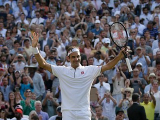 Roger Federer sa teší po víťazstve v zápase proti Japoncovi Keiovi Nišikorimu vo štvrťfinále dvojhry na grandslamovom tenisovom turnaji Wimbledon 2019.