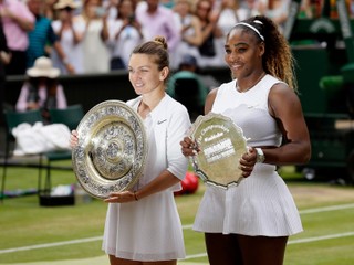 Simona Halepová (vľavo) a porazená finalistka Serena Williamsová.