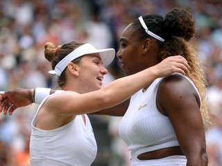Simona Halepová (vľavo) sa objíma so Serenou Williamsovou po finále Wimbledonu.