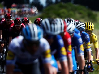 Cyklisti na trase 9. etapy Tour de France 2019.