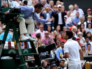 Damian Steiner počas debaty s Novakom Djokovičom vo finále Wimbledonu.