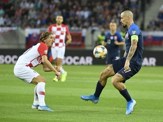 Marek Hamšík (vpravo) a Luka Modrič v zápase Slovensko - Chorvátsko v kvalifikácii na EURO 2020.