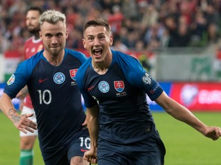 Róbert Boženík (vpravo) a Albert Rusnák oslavujú gól v zápase kvalifikácie na EURO 2020 Maďarsko – Slovensko.