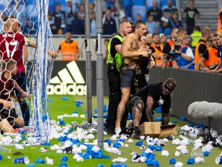 Jeden z fanúšikov Slovana vbehol na ihrisko a pridal sa k roztržke hráčov oboch mužstiev počas dohrávky 8. kola Fortuna ligy ŠK Slovan Bratislava - FC Spartak Trnava.